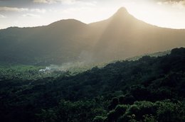 Archipel-des-Comores;-Brume;-Contre-jour;-Forêt;-France;-Fumée;-Kaleidos;-Kaleidos-images;-La-parole-à-limage;-Laurent-Abad;-Mayotte;-Océan-Indien;-Paysage;-Pic;-Stories-Pictures